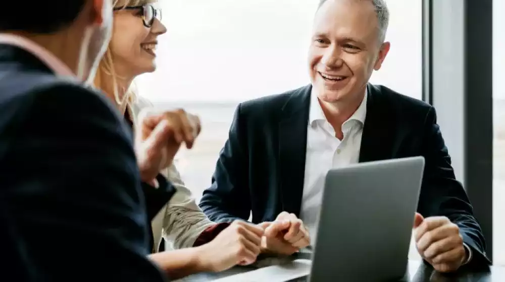 Personas reunidas frente a la computadora