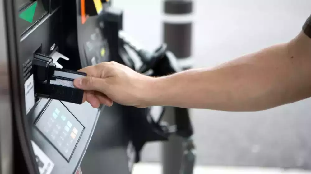Persona pagando en gasolinera