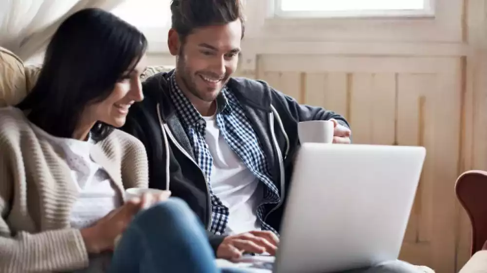 Pareja viendo laptop